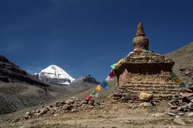 Mount Kailash Güney yüzü ve ritüel Budist yapısı - Stupa.