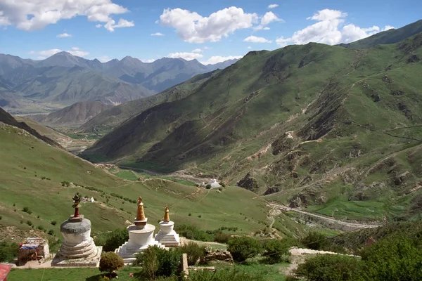Vue du monastère bouddhiste Druk Yerpa dans la vallée . — Photo