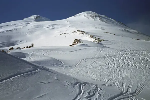 Sípályák az Elbrusz 5642m Európa legmagasabb hegye. — Stock Fotó