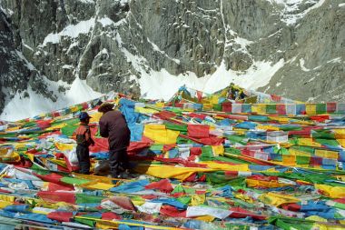 Tibet Hacı baba ve oğul Lungta Drolma La geçişte dua bayrakları asılı olan.