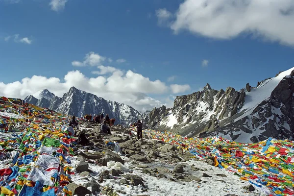 Tibetanska och indiska pilgrimer på Drolma La passet. — Stockfoto