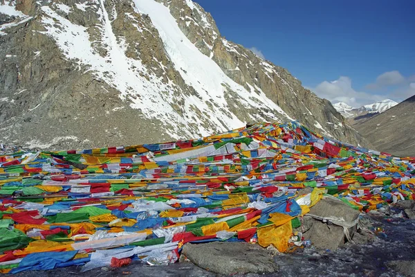 Banderas tibetanas de oración Lungta en el paso Drolma La . — Foto de Stock