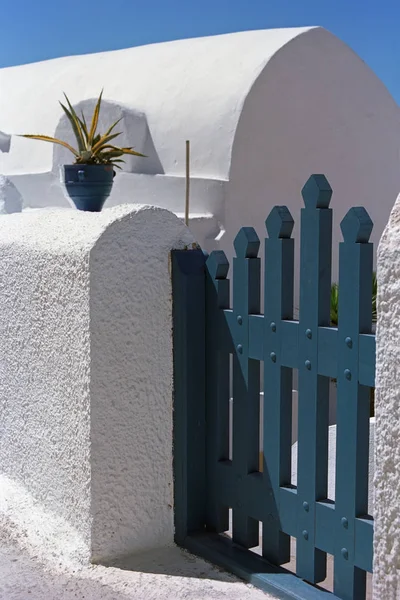 Küçük köyde Oia, Santorini Adası geleneksel evin kapı. — Stok fotoğraf