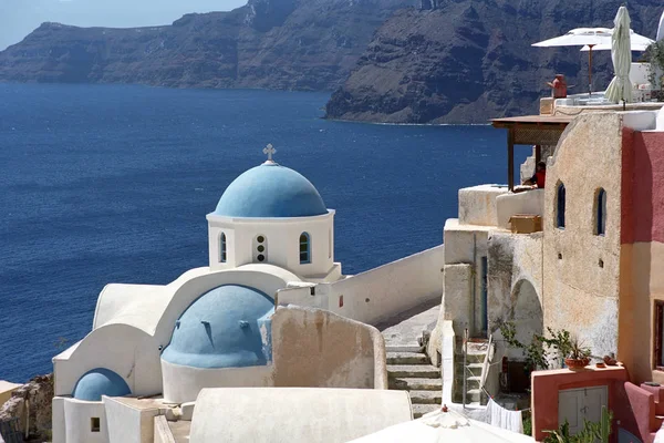 Griechisch-orthodoxe Kirche in oia dorf am rand des vulkans caldera der insel santorini. — Stockfoto