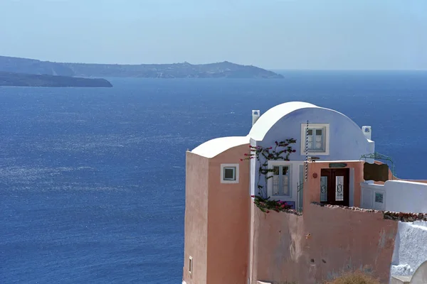 Haus im kykladischen Baustil, am Rande der Vulkancaldera der Insel Santorini. — Stockfoto