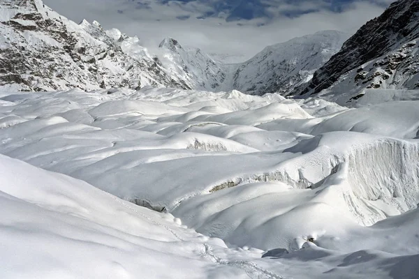 Glaciar South Inylchek após a queda de neve em agosto em Tien Shan . — Fotografia de Stock