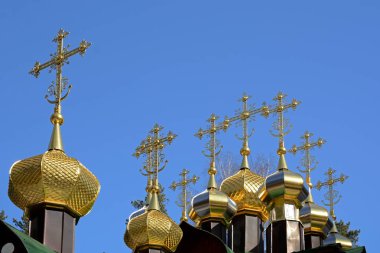 Altın kaplama kubbe ile kesiştiği Rus Ortodoks Christian Kilisesi, Aziz Nikolaos Ganina Yama Manastırı.