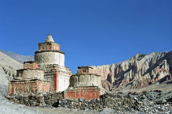 Gammal buddhistisk ritual Stupas i det avlägsna området. — Stockfoto