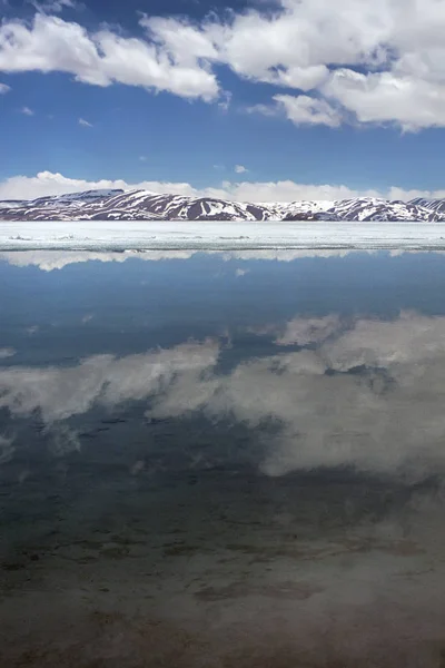 Wolken worden weerspiegeld in de ijsvrije water van de Heilige Lake Rakshastal. — Stockfoto