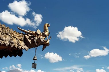 Jokhang tapınak çatısında yaldızlı ejderha.