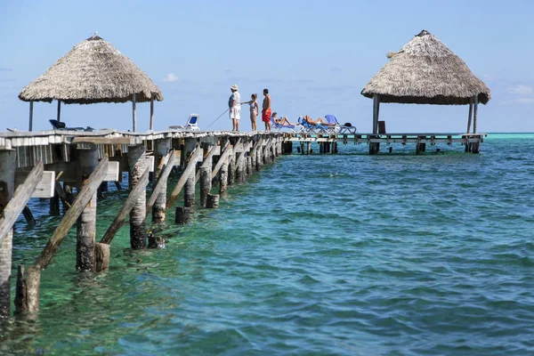 Um cais na margem do Oceano Atlântico. Cuba . — Fotografia de Stock