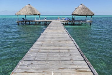 Atlas Okyanusu kıyısında bir iskele. Küba. Yatay olarak.