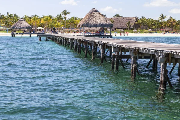 Um cais na margem do Oceano Atlântico. Cuba . — Fotografia de Stock