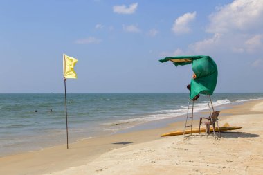 Kurtarma ekipleri, Goa sahilinde karaya Kulesi. Yatay olarak.