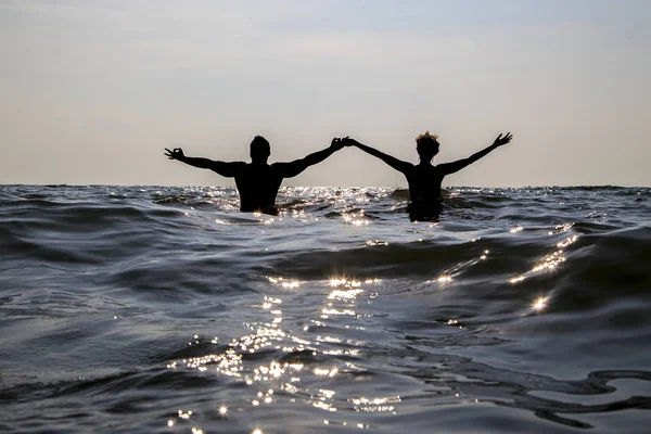 Adam ve kadın güneşi atılmış deniz stand.