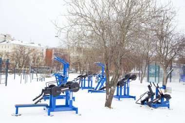   Kışın modern açık hava sporları sahası. Yatay olarak..