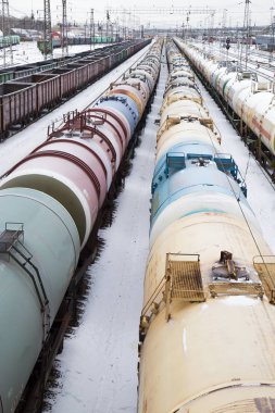 Petrol tankeri istasyonda. Yukarıdan manzara. Yatay olarak..