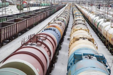 Petrol tankeri istasyonda. Yukarıdan manzara. Yatay olarak..