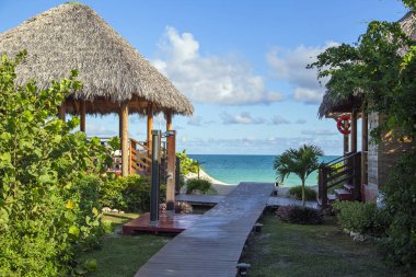 Kafeden denize giden sahil yolu. Yatay olarak..