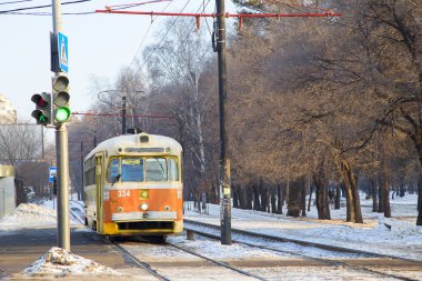  Eski bir tramvay trafik lambasında duruyor..