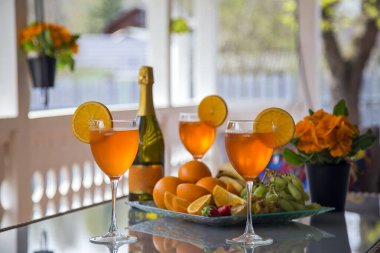 Masadaki meyvenin arka planında portakal kokteyli. Yatay olarak..