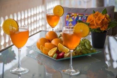 Masadaki meyvenin arka planında portakal kokteyli. Yatay olarak..