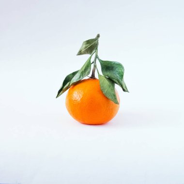 Beyaz arka planda mandalina. Beyaz arka planda yeşil yapraklı Mandarin veya Clementine