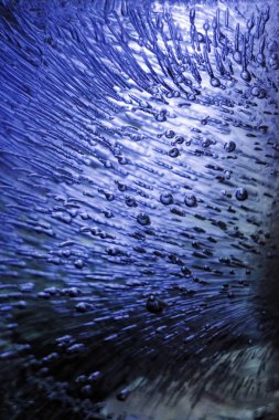 Su altı hava kabarcıkları akıyor. Suyun, denizin, akvaryumun ışıltısı. Köpüklü su. - Şampanya. Köpüklü içecekler. Buz. Mavi klasik