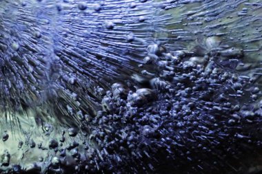 Su altı hava kabarcıkları akıyor. Suyun, denizin, akvaryumun ışıltısı. Köpüklü su. - Şampanya. Köpüklü içecekler. Buz. Mavi klasik