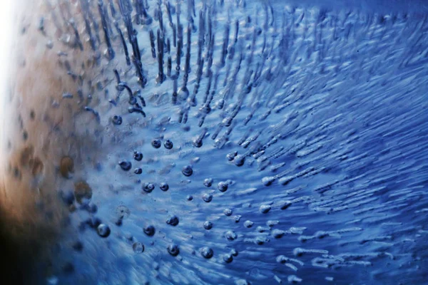 水中の気泡が流れています 放射線は水 水族館で輝きます 輝く水シャンパンだ飲み物だ氷だ青の古典 — ストック写真