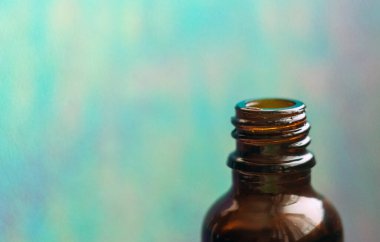 Renkli arka planda kozmetik ve tıbbi fotoğraf. Temel yağ, Hyaluronic asit. Omega-3. Bitki özü. Alternatif sağlık ilaçları. Cilt bakımı.