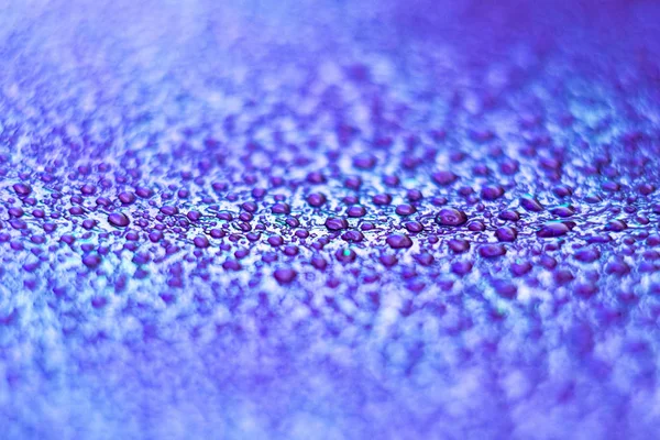 Tropfen Auf Die Haut Kunstleder Nahaufnahme Von Wassertropfen Abstrakte Violette — Stockfoto