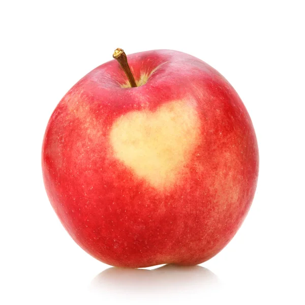 Pomme rouge avec coeur sur fond blanc — Photo