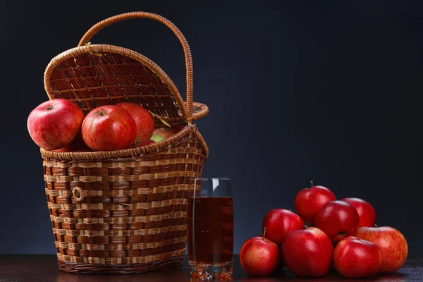 Pommes rouges dans un panier et jus de pomme — Photo