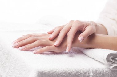 Havlu - ellerde manikür Spa'da