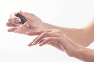 bir kadın bir tırnak salonu manikür bir güzellik uzmanı tarafından alınıyor. Güzellik tedavi konsepti