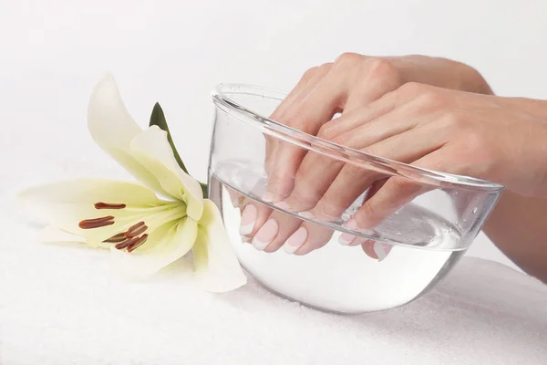 Piękne Kobiece Ręce Francuski Manicure Przygotowuje Uzyskania Procedura Spa — Zdjęcie stockowe