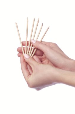 manikürcü kozmetik sopayla parmaklar üzerinde temizlik manikür yaparken