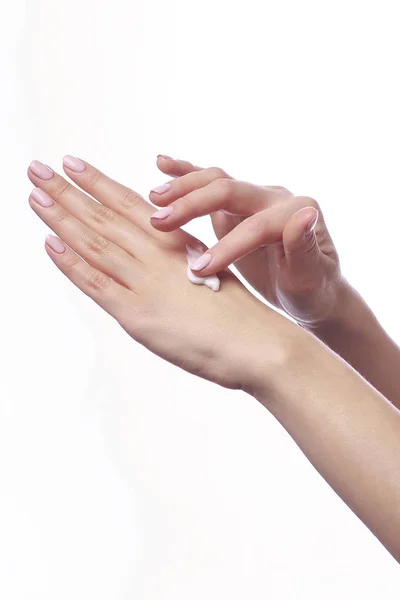 Mãos Mulher Bonita Com Creme Cuidados Cosméticos Brancos — Fotografia de Stock