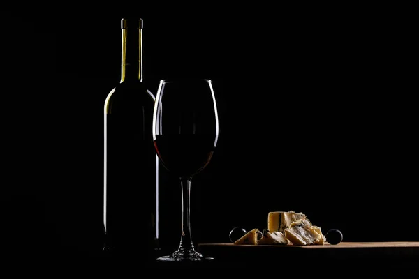 Copa Vino Botella Queso Con Moho Uvas Sobre Fondo Negro — Foto de Stock