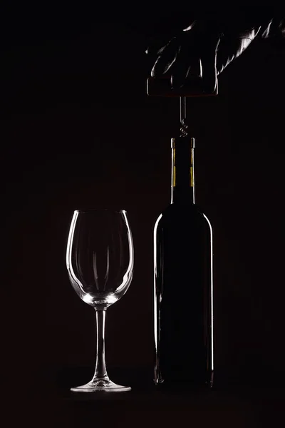 Botella Vino Tinto Con Una Copa Sobre Fondo Negro Sacacorchos — Foto de Stock