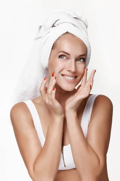 Una Bella Ragazza Camicetta Bianca Con Asciugamano Testa Dopo Una — Foto Stock