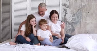 Aile evde tek başına oturur, dizüstü bilgisayarda film izler, internetten sipariş verir, çocuklar çizgi film izler..