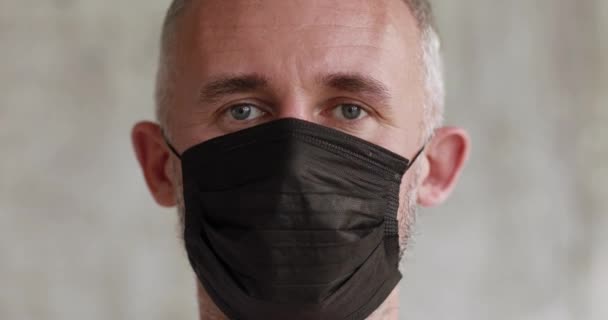 Hombre adulto en cuarentena elimina la máscara médica negro — Vídeo de stock