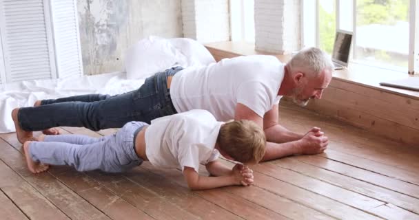 O pai brinca com o filho em casa. Eles estão em casa em auto-isolamento . — Vídeo de Stock