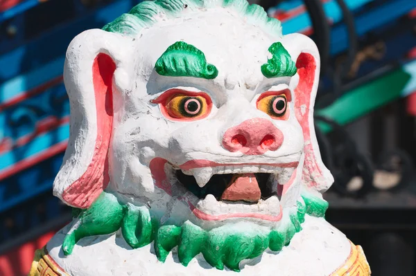 Şişi aslan heykeli taş parlak renkleri ile kaplı