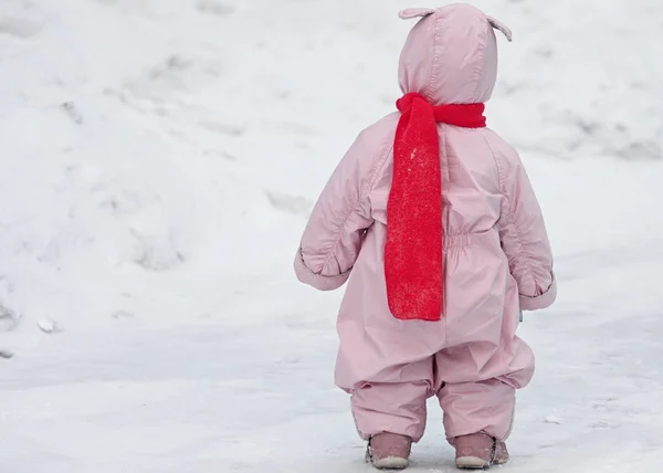 Küçük çocuk bunny kulaklar yalan ve parlak pembe tulum
