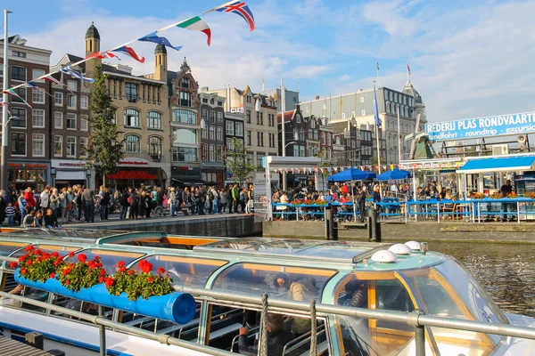 Lidé ve vašem okolí kanálu v historickém centru Amsterdamu, Nethe — Stock fotografie
