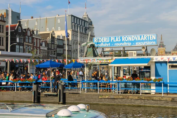 İnsanlar kanal Nethe Amsterdam'ın tarihi merkezinde yakın — Stok fotoğraf