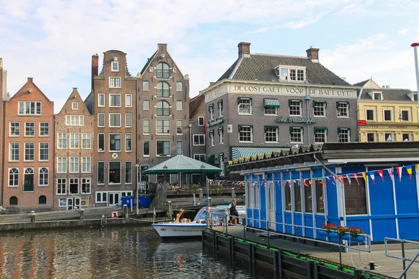 Vodní kanál v historické části města Amsterdam, Nizozemsko — Stock fotografie